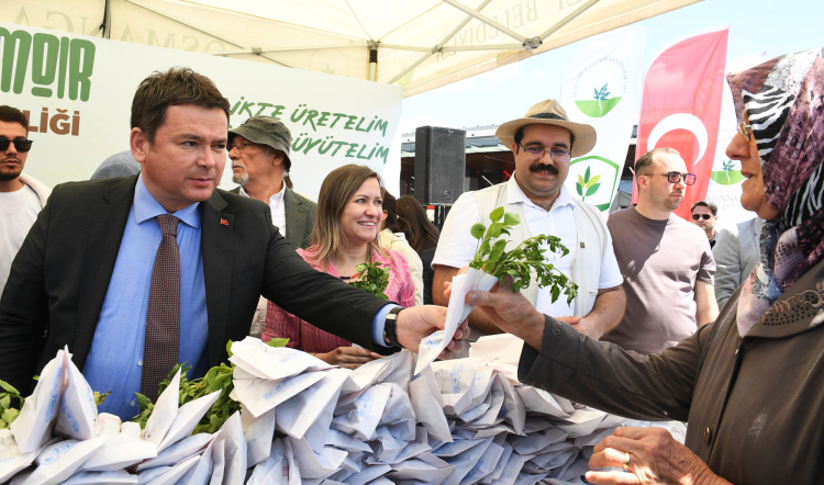 Osmangazi Meydanı’nda uzun kuyruklar… Ata tohumdan binlerce fide dağıtıldı - Bursa Hayat Gazetesi-4