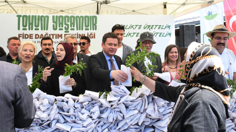 Osmangazi Meydanı’nda uzun kuyruklar… Ata tohumdan binlerce fide dağıtıldı - Bursa Hayat Gazetesi-2