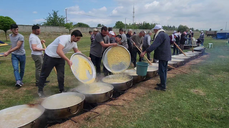 Bursa'da 80 yıllık gelenek: Kazanları kaynadı, birlik ve beraberlik pekişti - Bursa Hayat Gazetesi-3