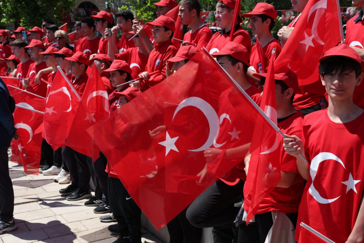 Bursa'da Tarihi Çarşı ve Hanlar Bölgesi’nde 19 Mayıs kutlamaları - Bursa Hayat Gazetesi-6