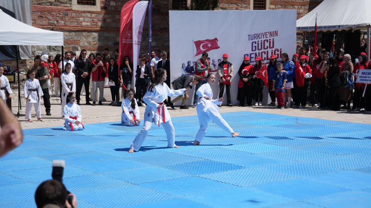 Bursa'da Tarihi Çarşı ve Hanlar Bölgesi’nde 19 Mayıs kutlamaları - Bursa Hayat Gazetesi-7