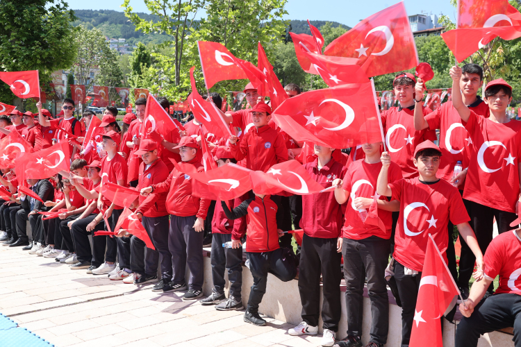 Bursa'da Tarihi Çarşı ve Hanlar Bölgesi’nde 19 Mayıs kutlamaları - Bursa Hayat Gazetesi-8