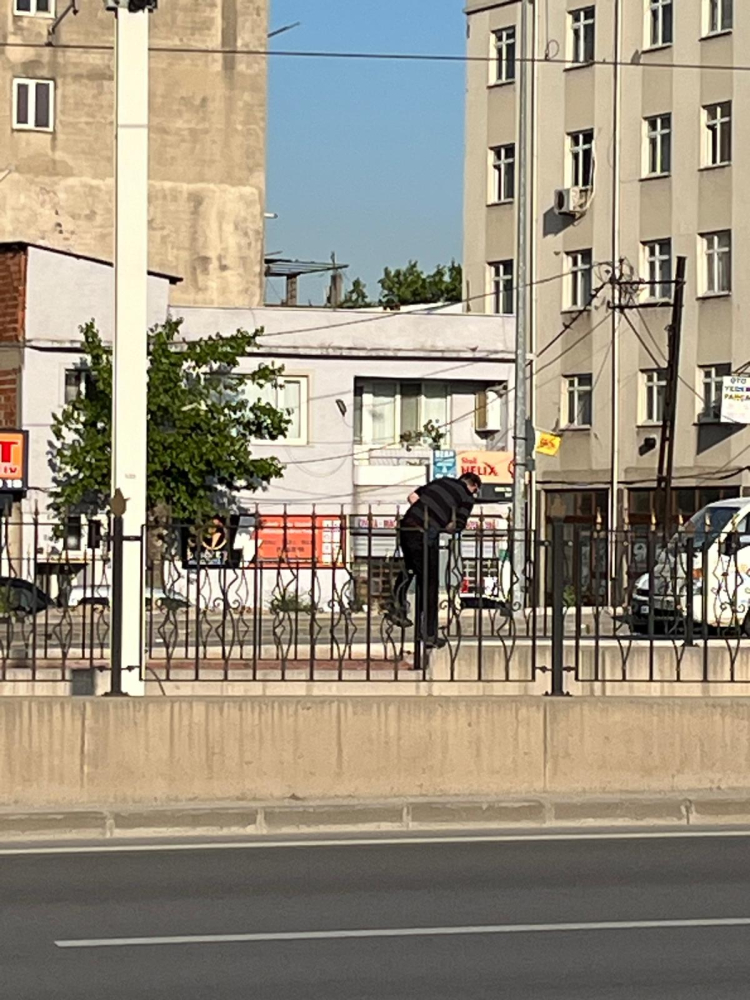 Bursa’da akılalmaz görüntü! Üst geçit yerine tramvay yolundan geçti -Bursa Hayat-2
