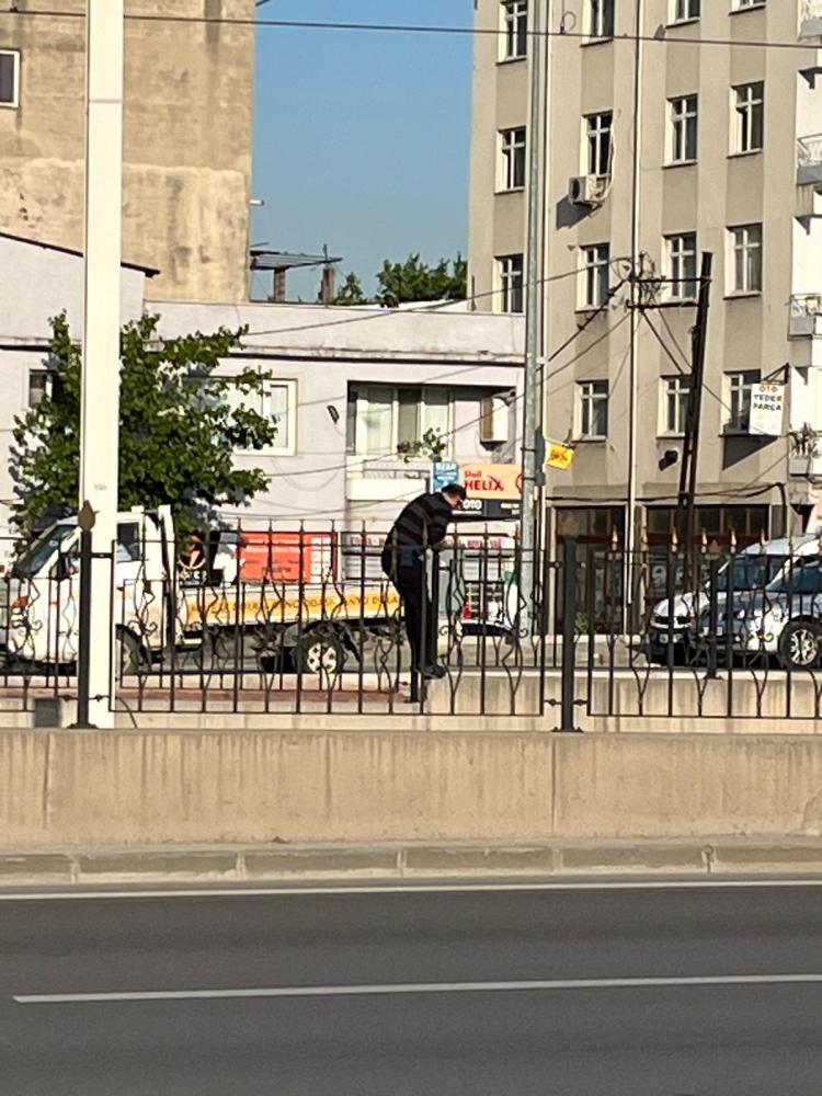Bursa’da akılalmaz görüntü! Üst geçit yerine tramvay yolundan geçti -Bursa Hayat-3