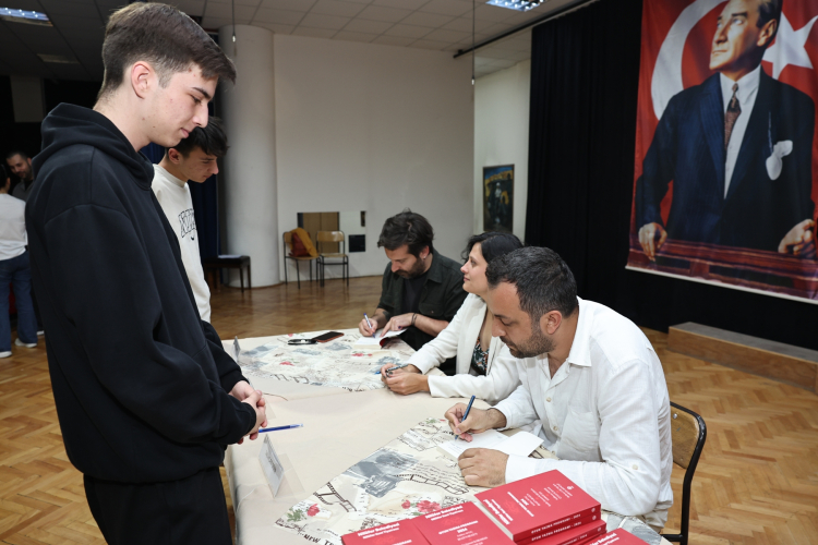 Zeki Müren Lisesi Öğrencileri, oyun yazma programı yazarlarıyla buluştu - Bursa Hayat Gazetesi-2