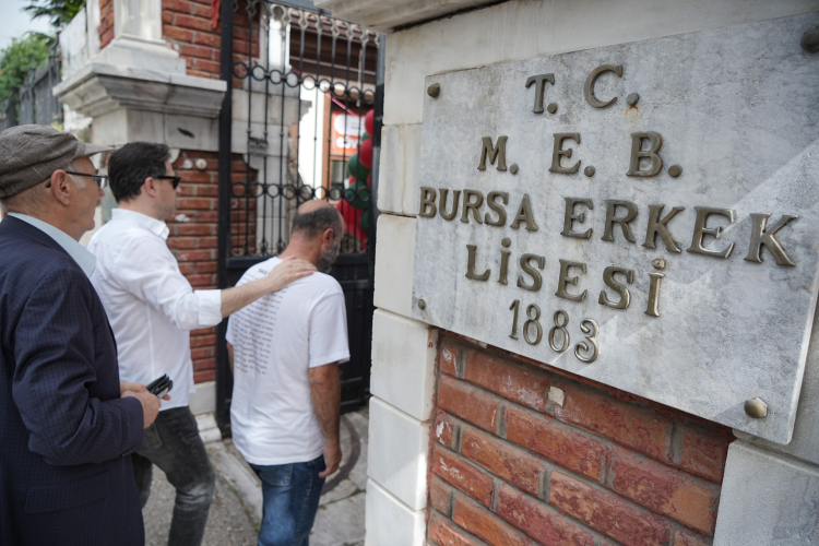 Geçmişe yolculuk! Mezunlar Bursa Erkek Lisesi’nde buluştu -Bursa Hayat-2