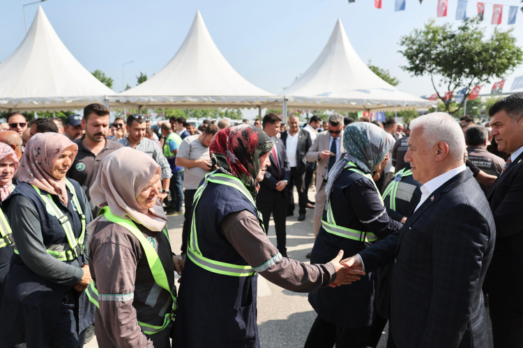 Başkan Bozbey’den bayram mesaisi: Büyükşehir personeliyle bayramlaştı - Bursa Hayat Gazetesi-3