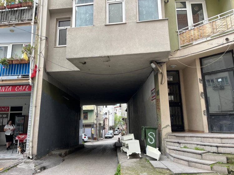 Bursa’da şaşkınlık yaratan yapı! Altından yol geçen apartman tartışma konusu oldu -Bursa Hayat-2