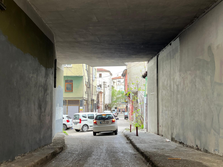 Bursa’da şaşkınlık yaratan yapı! Altından yol geçen apartman tartışma konusu oldu -Bursa Hayat-2