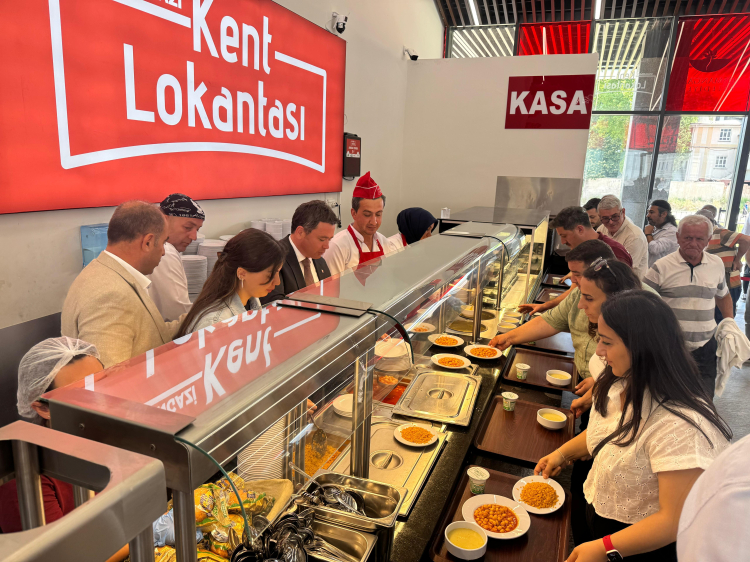 Osmangazi Kent Lokantası’nda Ferdi Zeyrek anısına ücretsiz yemek ikramı - Bursa Hayat Gazetesi-3