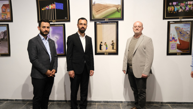 Karikatürlerle dolu bir sergi: Yalçın Eroğlu'nun eserleri İnegöllülerle buluştu - Bursa Hayat Gazetesi-4