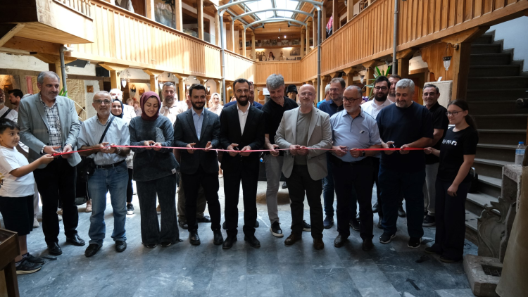 Karikatürlerle dolu bir sergi: Yalçın Eroğlu'nun eserleri İnegöllülerle buluştu - Bursa Hayat Gazetesi-2