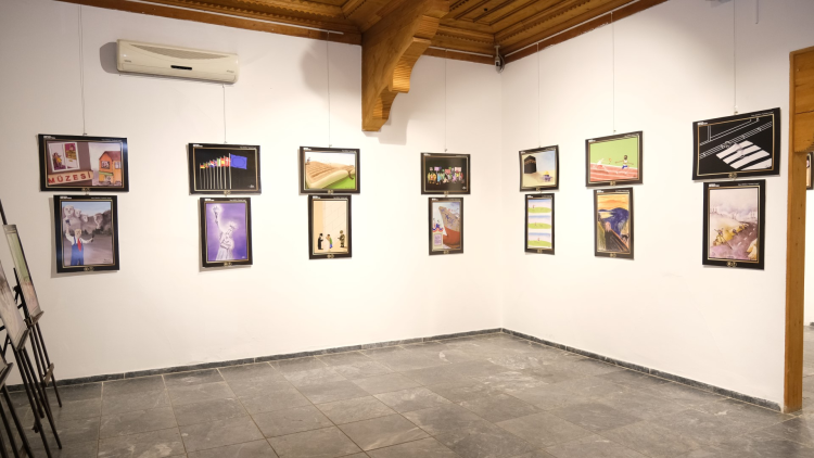 Karikatürlerle dolu bir sergi: Yalçın Eroğlu'nun eserleri İnegöllülerle buluştu - Bursa Hayat Gazetesi-3