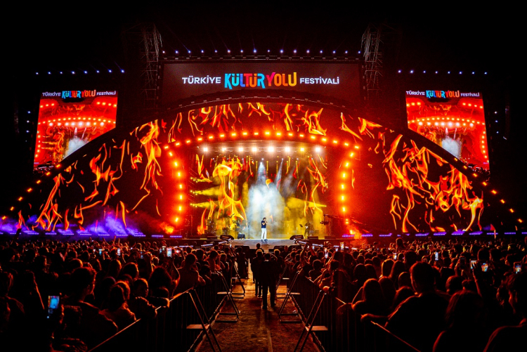 Bayhan, Bursa Kültür Yolu Festivali’nde Bursalılarla buluştu - Bursa Hayat Gazetesi-2