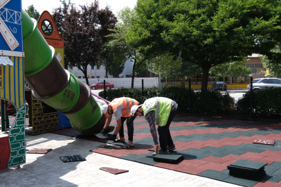 İnegöl’de 22 çocuk parkına güvenli kauçuk zemin