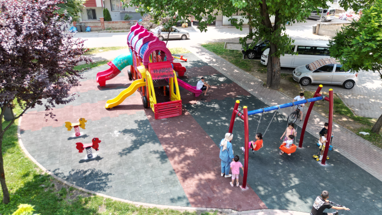 İnegöl’de 22 çocuk parkına güvenli kauçuk zemin - Bursa Hayat Gazetesi-3
