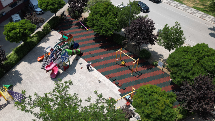 İnegöl’de 22 çocuk parkına güvenli kauçuk zemin - Bursa Hayat Gazetesi-2