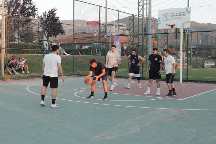 Mühendisler parkede buluştu: İMO Bursa’dan renkli turnuva - Bursa Hayat Gazetesi-2