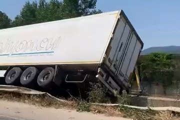 Bursa Kestel'de tır kazası! Sürücü yaralandı
