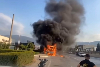 Bursa’da seyir halindeki kamyonet alev alev yandı