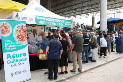 Bursa Gürsu’da vatandaşlara aşure ikramı