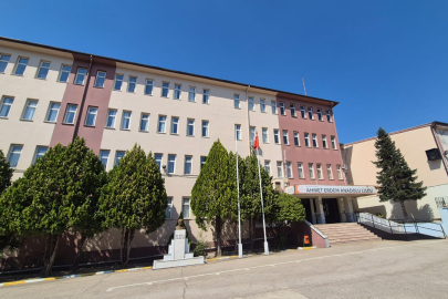 Ahmet Erdem Anadolu Lisesi akademik ve bilimsel başarılarıyla zirvede