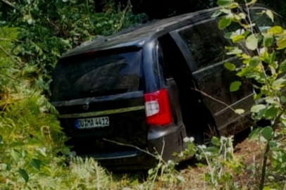 Bursa’da Almanya plakalı minibüs şarampole yuvarlandı