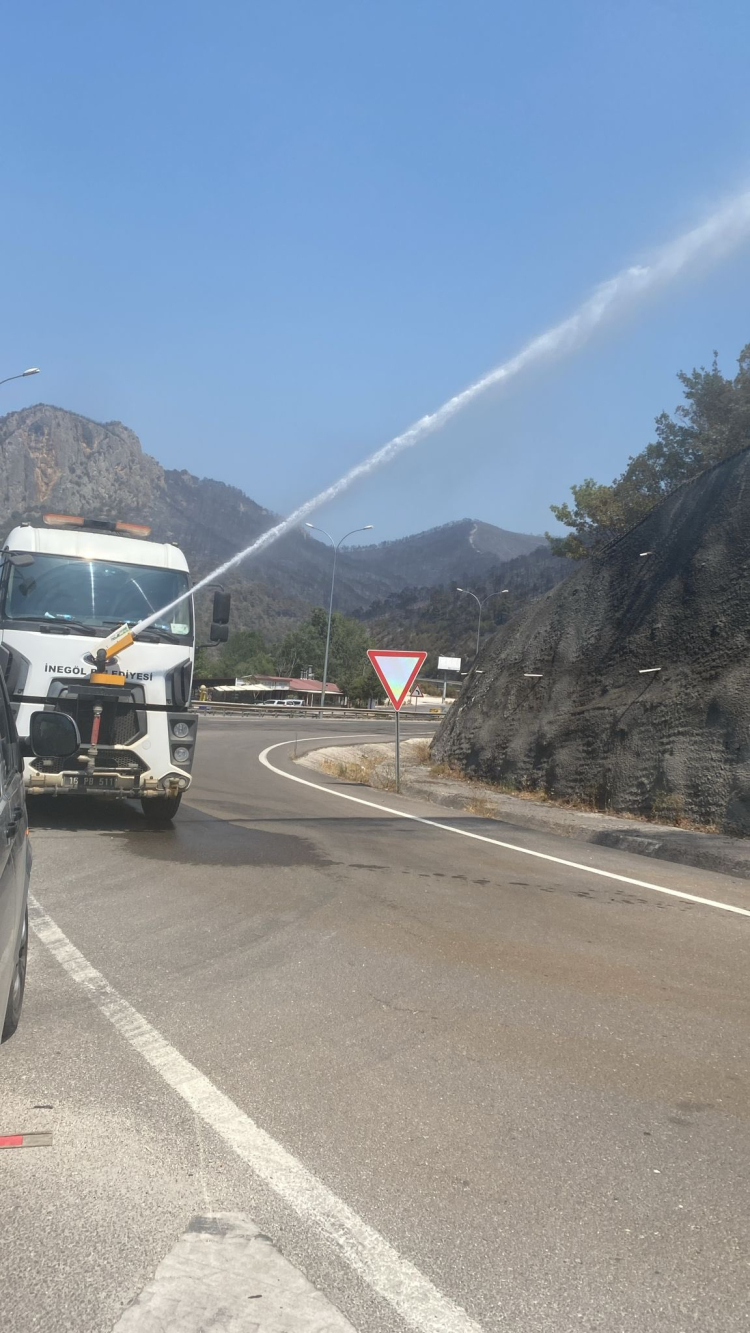 İnegöl Belediyesi’nden yangın bölgesine personel ve su tankeri desteği - Bursa Hayat Gazetesi-3
