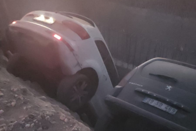 İlginç kazada iki araç aynı çukura düştü