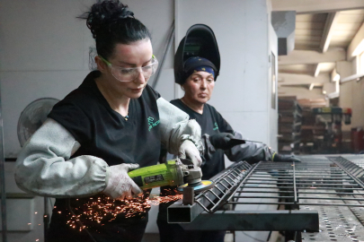 Bursa'da sanayiye kadın eli değdi! Kaynakçılıkta ustalık yolundalar