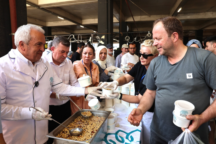 Nilüfer’de aşure bereketi: Başkan Özdemir kazanın başına geçti - Bursa Hayat Gazetesi-2