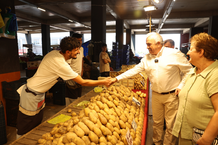 Nilüfer’de aşure bereketi: Başkan Özdemir kazanın başına geçti - Bursa Hayat Gazetesi-3