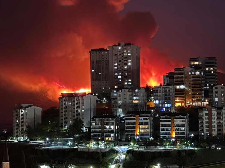 Bursa’da gecenin karanlığı alevlerle aydınlandı!-Bursa Hayat Gazetesi-2