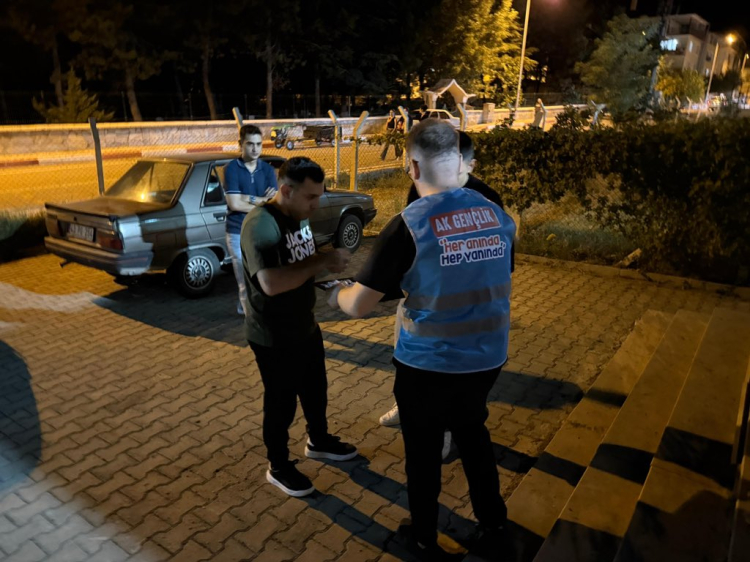 AK Parti Gençlik Kolları, Bursa’da yangın mağdurlarına destek oldu -Bursa Hayat-2