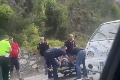 Bursa'da kamyonet otomobile çarptı, 4 yaralı!