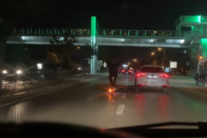 Trafiği tehlikeye attı: Scooter’la 90 KM hızla araç solladı!