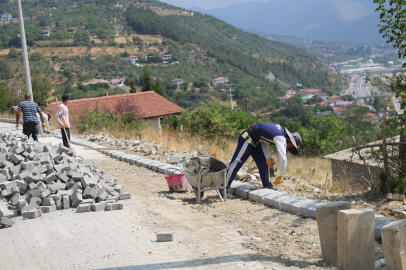 Geyve'ye estetik dokunuşlar! Parke taşı döşeme faaliyetleri sürüyor