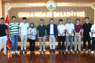 Başkan Erkan Aydın’dan sınav şampiyonlarına tablet ödülü