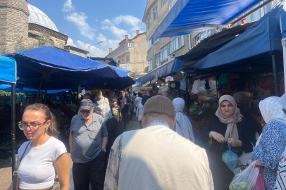 Bursa’da sıcak hava pazardaki yoğunluğu engellemedi