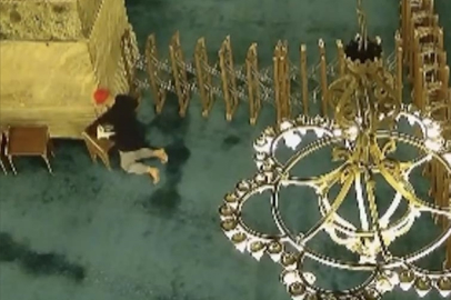 Ayasofya'da kitap yakarak yangın çıkaran şahıs tutuklandı