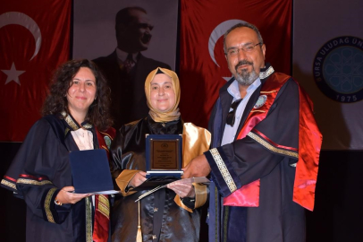 Bursa'da 5 çocuk annesi 50 yaşında üniversite birincisi oldu