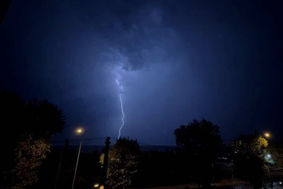 Bursa'da geceyi şimşekler aydınlattı