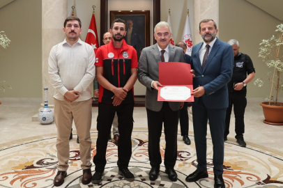 Gürsu’da alevlerle savaşan kahramanlara onur belgesi