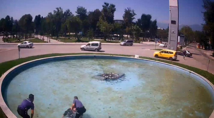 Bursa'da bir garip olay! Süs havuzuna düştü-Bursa Hayat Gazetesi-2