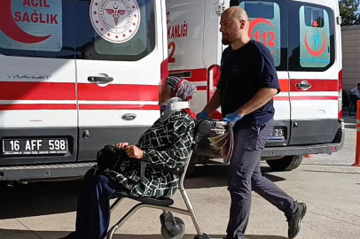 Bursa’da kavşakta dönüş yapan otomobille çarpıştı: 3 yaralı
