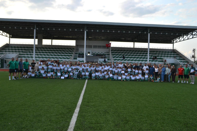 180 genç sporcu sertifikalarını Başkan Usta’nın elinden aldı -Bursa Hayat-2