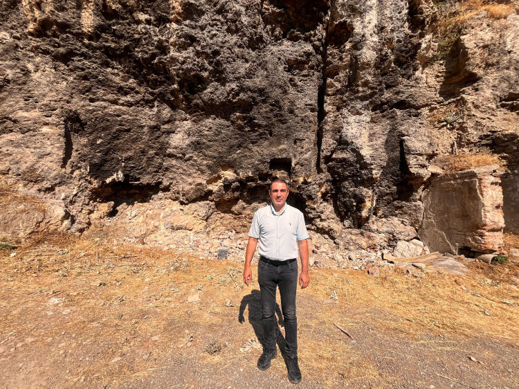 Bursa Osmangazi’de unutulan tehlike! Taşlar yola dökülüyor -Bursa Hayat-2