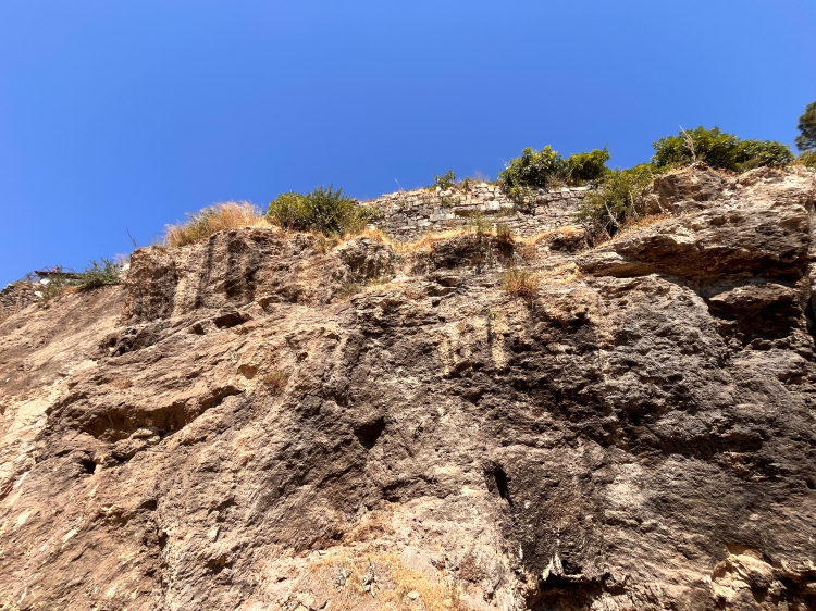 Bursa Osmangazi’de unutulan tehlike! Taşlar yola dökülüyor Bursa Hayat-3