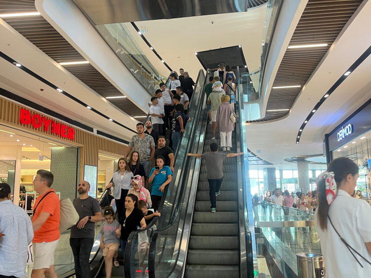 Bursa’da AVM’lere yoğun ilgi! Sıcaktan kaçıp buraya sığındılar -Bursa Hayat-4