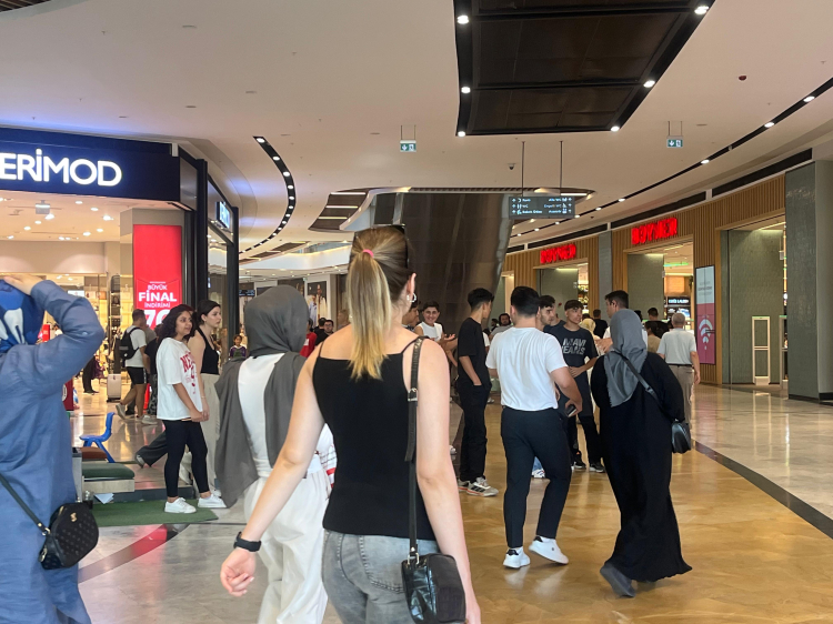 Bursa’da AVM’lere yoğun ilgi! Sıcaktan kaçıp buraya sığındılar -Bursa Hayat-2